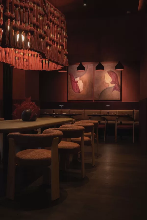 Restorāns 'Onuky'. Auklu lampa. Mezgloti sienu paneļi. Dizains: Anda Ozoliņa. Foto: Emīls 